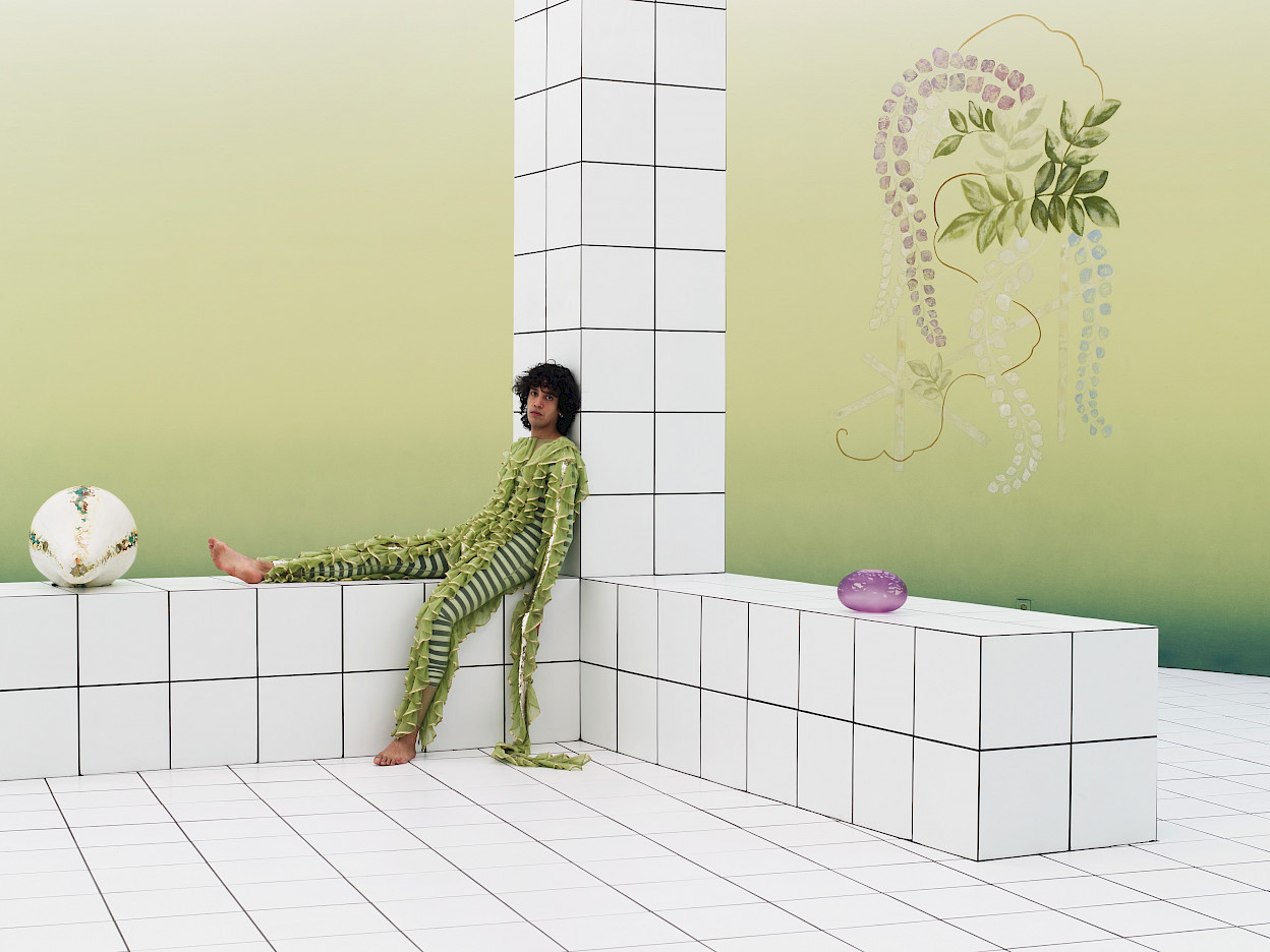 Bildcredit: Anthea Hamilton, Executive Squashes (Naïm Belhaloumi featured here), 2022, Mash Up, M HKA, Antwerp, 2022 © Courtesy the artist and Thomas Dane Gallery and kaufmann repetto Milan/New York. With support of LOEWE. Photo: Kristien Daem