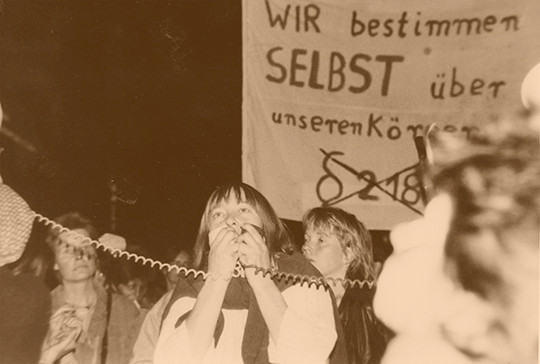 Sully Roecken und Carolina Brauckmann auf der Walpurgisnacht-Demo 1987 Fotograf*in unbekannt, Feministisches Archiv Freiburg