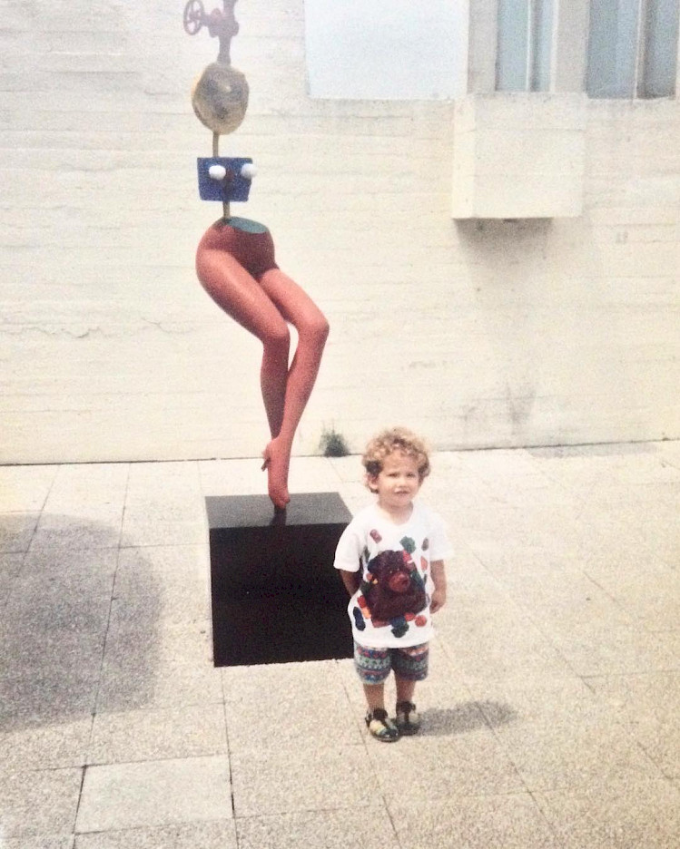 Ian Waelder in 1996 next to the sculpture “Noia evadint-se” (1967) by Joan Miró. Fundació Joan Miró, Barcelona.