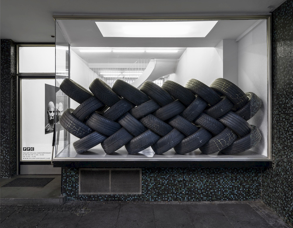 Lena Henke, A hard shoulder, 2024 car tires, dimensions variable