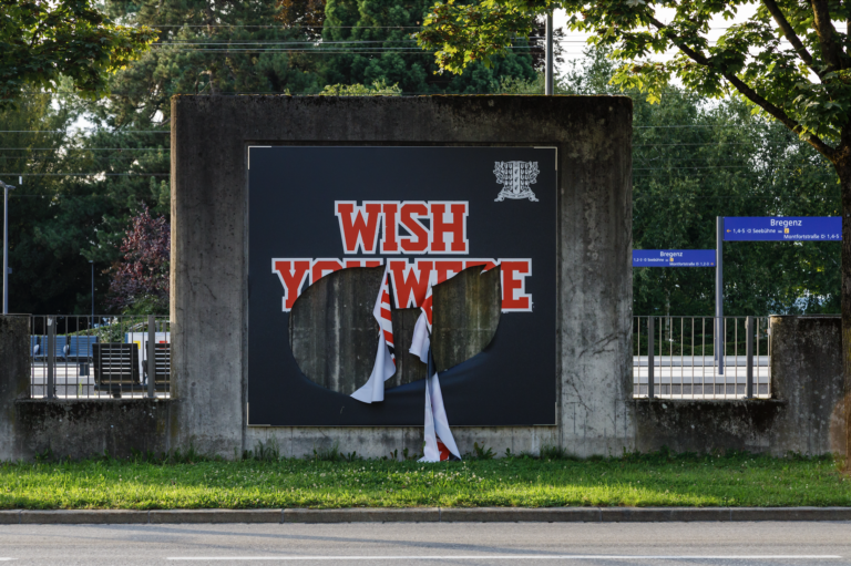 Anne Imhof, Wish you were gay, Installationsansicht, 2024, Foto: Angela Lamprecht