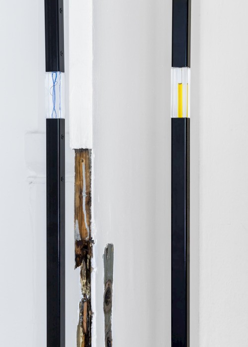 Installation view: Cooper Jacoby, FLATLINES (2015), painted steel, plexiglas, rape seed oil/machinery lubricant, surgical sewing thread, Filmstill; Image © Camilo Brau