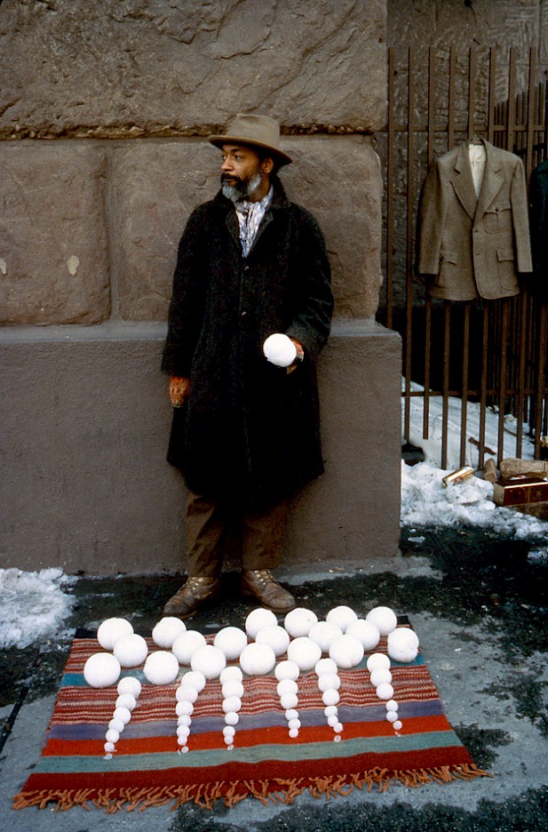 David Hammons Blizaard Ball Sale 1983 Courtesy Tilton Gallery New York Foto Dawoud Bey