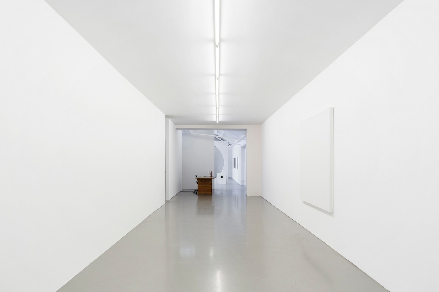 Willem de Rooij Wand 0108 2021 Mural House paint in eight different shades of white dimensions variable